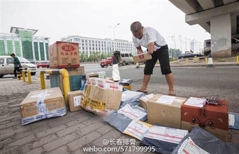 独臂快递员走红网络   网友赞:没有向命运低头的